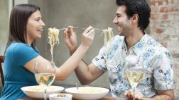 Cinco cosas que las mujeres desean en silencio que ellos hagan