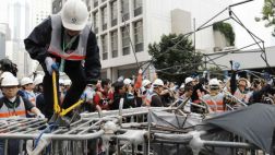 Hong Kong: Manifestantes levantan campamentos de protesta