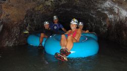 Flota a través de un canal de regadío en la paradisiaca Hawái