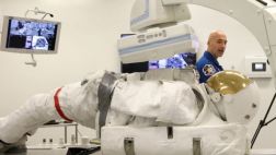 NASA lleva a sus trajes espaciales a visitar al médico