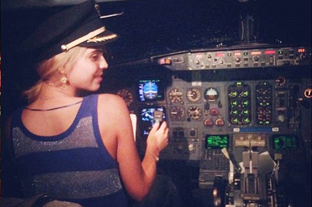[Foto] Twitter: piloto perdió su trabajo por tomar esta foto a actriz