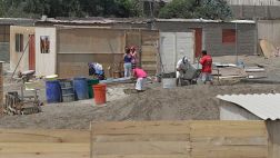 Cargadores frontales en Ancón, por Josefina Barrón