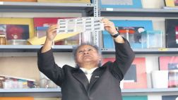 El hombre que dedica su vida a los ojos no puede leer bien