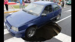 Trujillo: pista se hunde y casi se traga a un taxi