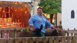 Hombre de 150 kilos monta a un burro de pesebre y lo mata