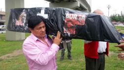 Manuel Burga: hinchas muestran ataúd que simboliza su 'muerte'