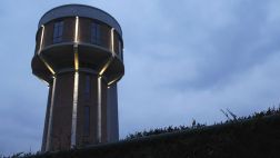 Esta torre de agua fue convertida en una llamativa vivienda