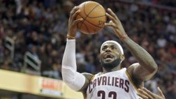 NBA: LeBron James sorprende con un triple con una sola mano