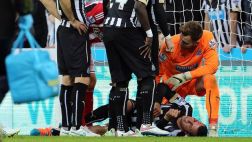 Jugador de Newcastle impactó violentamente contra el arco