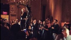 One Direction: Harry Styles terminó bailando sobre una mesa