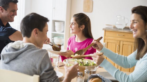 Buena compañía: Estas son las ventajas de comer en familia