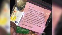Bebé “se disculpa” por llorar con golosinas para los pasajeros