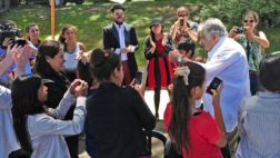 Mujica celebra Navidad con niños, ancianos y enfermos mentales
