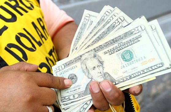 Tipo de cambio baja hasta los 3,264 soles por dólar