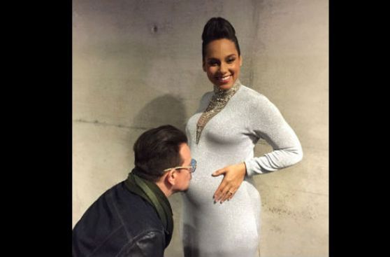 Instagram: Alicia Keys recibe tierno beso del cantante Bono