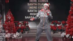 YouTube: The Rock cantó villancicos al estilo Elvis Presley