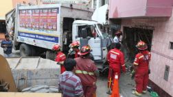 SJM: camión de basura chocó y terminó empotrado en una vivienda