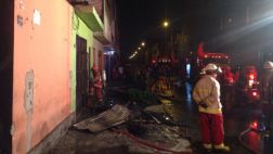 San Luis: controlan incendio en almacén de plásticos y pintura