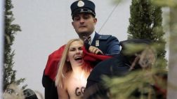 Vaticano liberó activista Femen que intentó robar al niño Jesús