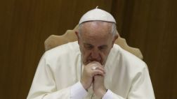 El Papa Francisco reza por avión desaparecido en Indonesia