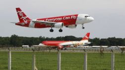 Avión de AirAsia está probablemente "en el fondo del mar"