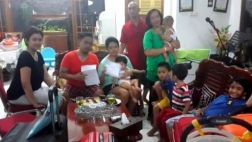 La familia que llegó tarde y perdió el vuelo QZ8501 de AirAsia
