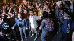 Ley juvenil: manifestantes lanzaron botellas a McDonald's