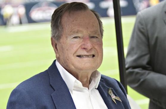 El ex presidente George H.W. Bush sale del hospital