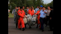 AirAsia: socorristas se enfrentan a olas de tres metros