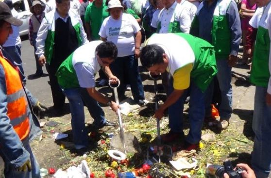 Alcalde limpia distrito arequipeño desde la madrugada