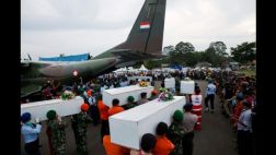 AirAsia: varias de las víctimas seguían atadas a sus sitios