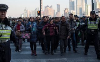 Estampida humana en Shangai: descartan tesis de billetes falsos