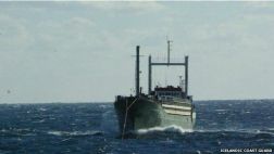 Los grandes barcos dejados a la deriva con cientos de migrantes