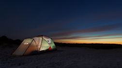 ¿Qué alimentos y bebidas puedes llevar a un campamento?
