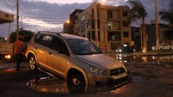 Trujillo: camioneta se hundió en buzón de barrio inundado