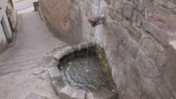 Niegan que pileta dañada en calle Mira Calcetas sea histórica