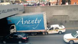 Camión se empotró contra puente Javier Prado en Av. Arequipa