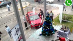 Vía WhatsApp: carro chocó contra tienda de autos en Surquillo