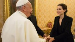 Facebook: papa Francisco recibe a Angelina Jolie en el Vaticano