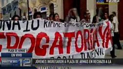 Régimen laboral juvenil: manifestantes en la Plaza de Armas