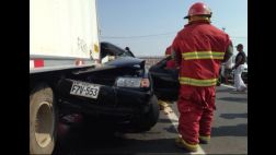 Un herido deja choque de camión y auto en la Panamericana Sur