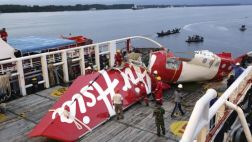 AirAsia: hallan cajas negras del avión que impactó en el mar