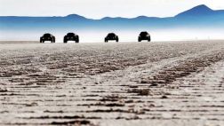 Dakar 2015: sensacional paso de coches por el Salar de Uyuni