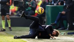 DT de Inter de Milán cayó noqueado tras pelotazo de su capitán