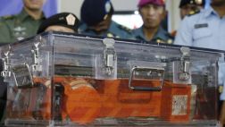 Recuperan grabadora de voces del avión accidentado de AirAsia