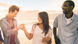 Mientras más amigos tengas, más sexo buscará tu pareja