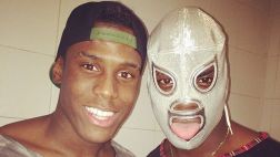 WWE: Mario Balotelli confundió máscara de luchador mexicano