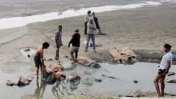 India: hallan más de 100 cadáveres en afluente del río Ganges