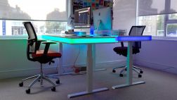Esta brillante mesa se mueve para adaptarse a tu rutina diaria