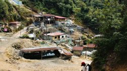Nadie detiene a los mineros informales que entran al Perú